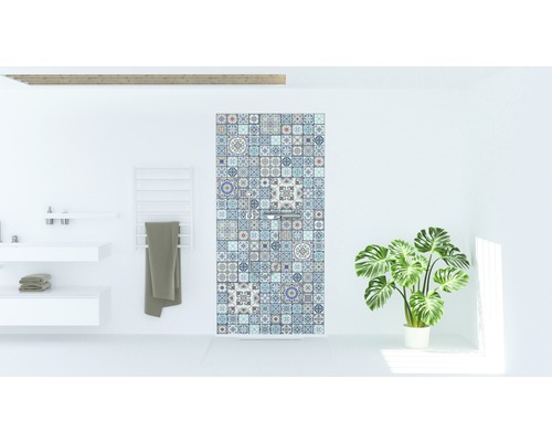 Modernes Badezimmer mit gefliester Dusche, Waschbecken, Handtuchwärmer und Zimmerpflanze.