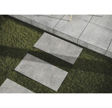 Außenbereich mit rechteckigen Betonplatten im Gras