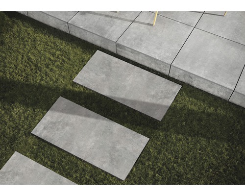 Außenbereich mit rechteckigen Betonplatten im Gras