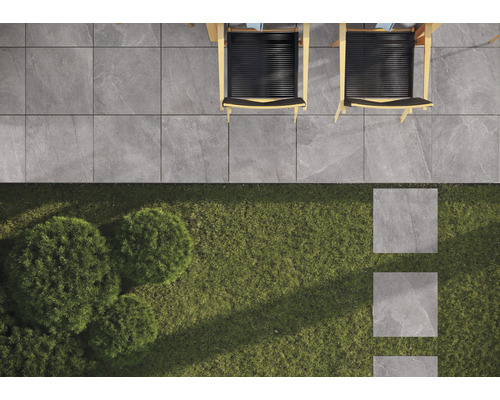 Terrasse mit Fliesen, Rasen und Gartenmöbeln in der Vogelperspektive