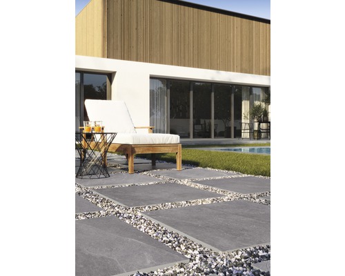 Außenbereich mit Terrassenplatten und Liegestuhl