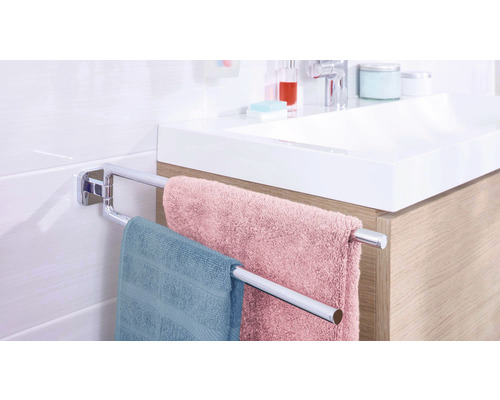 Doppelter Handtuchhalter aus Metall im Badezimmer mit Handtüchern