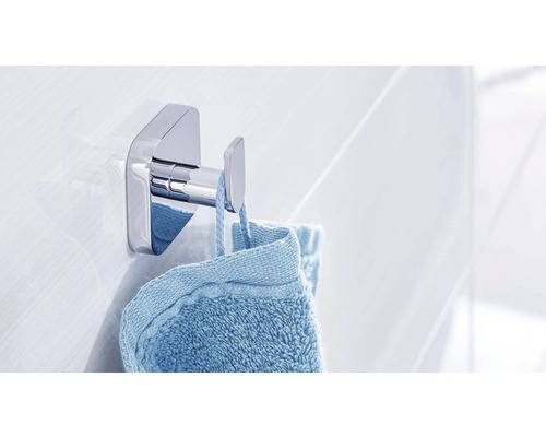 Handtuchhaken aus Metall mit Handtuch an Badezimmerwand