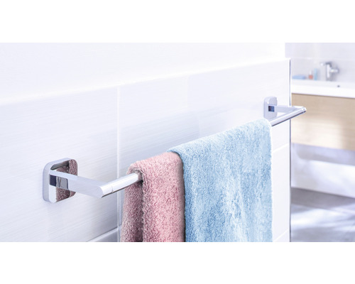 Handtuchhalter mit Handtüchern im Badezimmer