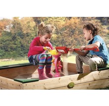 Zwei Kinder spielen mit Sand in einem Sandkasten mit Sandspielzeug