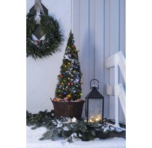 Winterliche Außendekoration mit beleuchtetem Baum, Kranz und Laterne