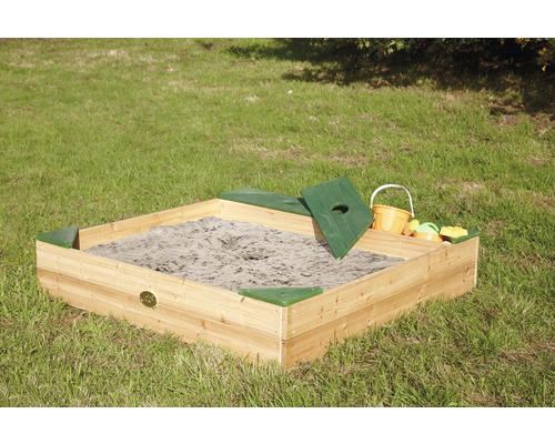 Quadratischer Sandkasten aus Holz mit Deckel und Spielzeug auf einer Rasenfläche.