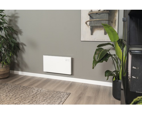 Weißer Wandkonvektor zur Raumheizung in Wohnraum