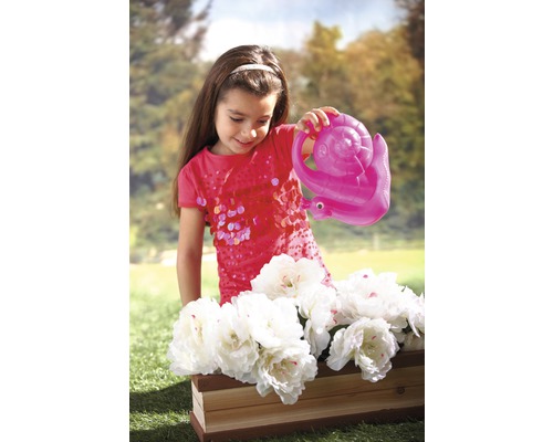 Mädchen gießt Blumen mit einer Gießkanne in Schneckenform