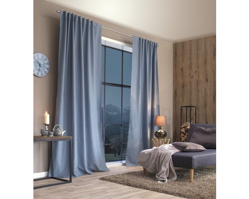 Wohnzimmer mit Fenstern und Vorhängen