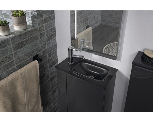 Modernes Badezimmer mit Waschtisch, Spiegel und Handtuchhalter