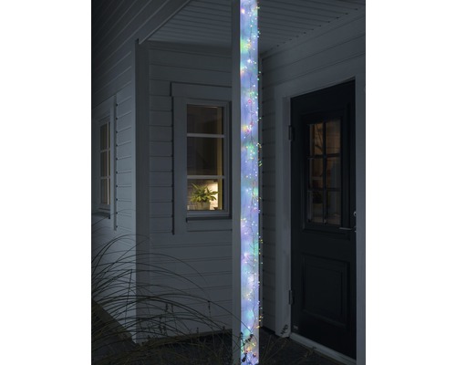 MicroLED Büschellichterkette Konstsmide 2,7 m + 5 m 360 LEDs Lichtfarbe bunt Lichterkette um einen Pfeiler vor einem Haus gewickelt