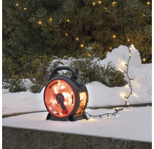 Lichterkette mit Aufroller im Schnee vor einem Baum