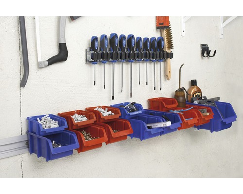 Werkstattwand mit Werkzeugen, Schraubenziehern und Sortierboxen zur Aufbewahrung