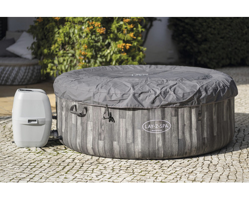 Abgedeckter Lay-Z-Spa Whirlpool mit Pumpe im Außenbereich
