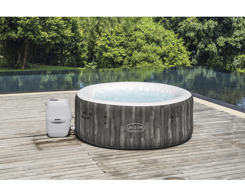 Aufblasbarer Lay-Z-Spa Whirlpool auf einer Holzterrasse