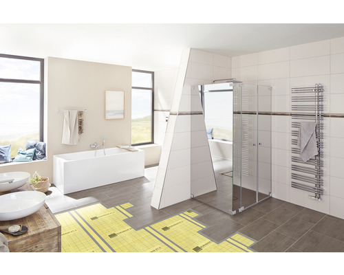 Helles Badezimmer mit Badewanne, Dusche, Waschtisch und Fußbodenheizung