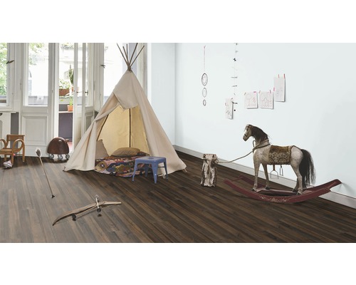 Kinderzimmer mit Spielzelt, Spielzeug und dunklem Laminatboden.