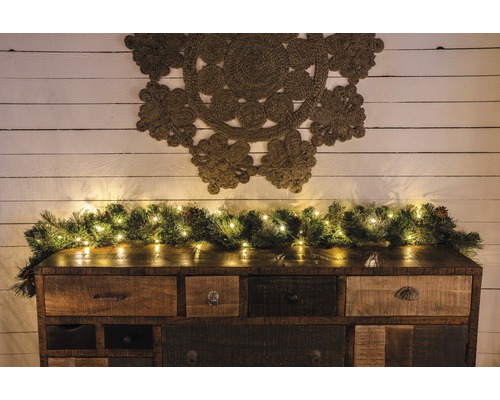 Tropfenlichterkette Konstsmide 9,9 m + 5 m Zuleitung 100 LEDs Lichtfarbe bernstein Kommode mit Dekorationskranz, Lichterkette und Wanddekoration