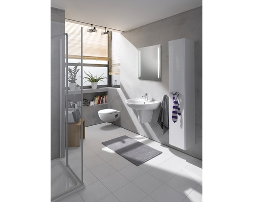 Helles Badezimmer mit Waschbecken, Spiegel, Toilette und Badezimmerschrank