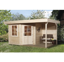 Holzgartenhaus mit überdachter Terrasse und Sitzbank im Garten.