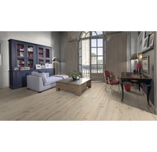 Wohnzimmer mit Sofa, Tisch, Schrank und hellem Holzboden