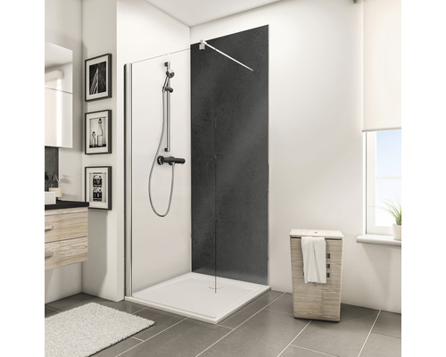 Duschrückwand Schulte Decodesign 1000x2550x3 mm Stein anthrazit Badezimmer mit Duschkabine, Waschtisch, Wäschekorb und Fenster.