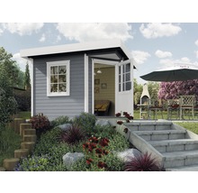 Modernes Gartenhaus aus Holz mit Fenster und offener Doppeltür, umgeben von einem angelegten Garten mit Treppe, Grill und Sitzbereich