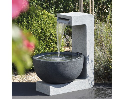 Gartenbrunnen aus Stein mit Wasserlauf im Aussenbereich
