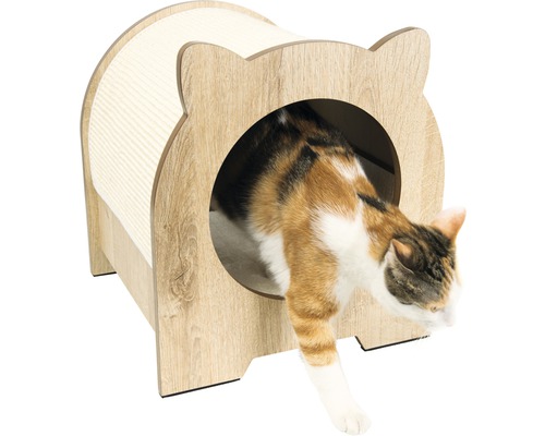 Katze betritt Katzenhaus aus Holz mit Kratzfläche
