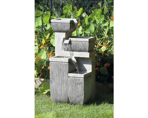 Mehrstufiger Gartenbrunnen mit Wasserkaskade