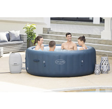 Aufblasbarer Lay-Z-Spa Whirlpool mit vier Personen im Wasser