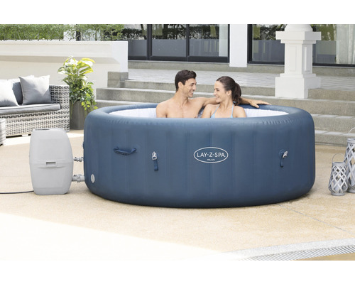 Aufblasbarer Lay-Z-Spa Whirlpool mit zwei Personen im Garten.