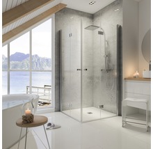 Badezimmer mit Dusche, Waschbecken, Spiegel und Badewanne in einem hellen, modernen Design