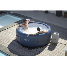 Aufblasbarer Lay-Z-Spa Whirlpool mit zwei Personen im Garten.