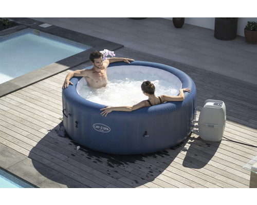 Aufblasbarer Lay-Z-Spa Whirlpool mit zwei Personen im Garten.