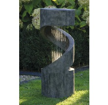 Gartenbrunnen mit spiralförmigem Design auf Rasen