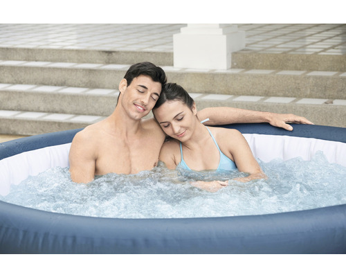 Aufblasbarer Whirlpool mit Paar im Wasser