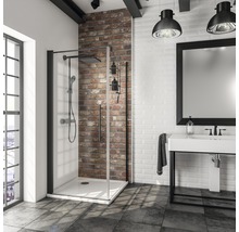 Modernes Badezimmer mit Duschkabine, Waschbecken und Spiegel im Industriedesign.