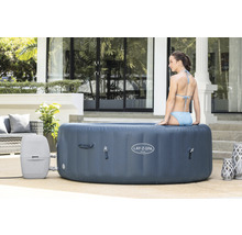 Aufblasbarer Lay-Z-Spa Whirlpool mit Filtersystem und Frau