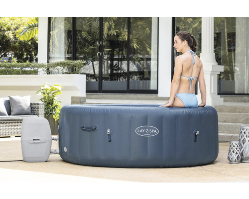 Aufblasbarer Lay-Z-Spa Whirlpool mit Filtersystem und Frau