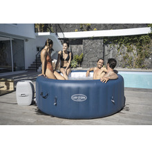Aufblasbarer Lay-Z-Spa Milan Whirlpool mit vier Personen im Garten.