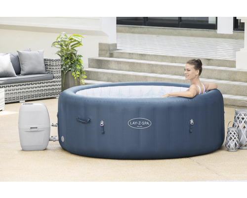 Aufblasbarer Lay-Z-Spa Whirlpool mit Filtersystem und Frau im Wasser.