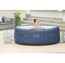 Aufblasbarer Lay-Z-Spa Milan Whirlpool mit Frau im Wasser und Filterpumpe