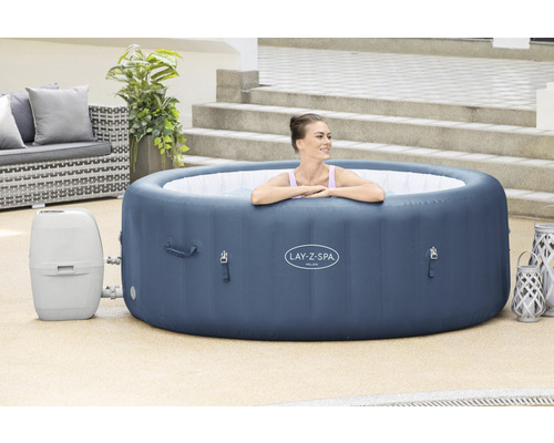 Aufblasbarer Lay-Z-Spa Milan Whirlpool mit Frau im Wasser und Filterpumpe