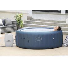 Aufblasbarer Lay-Z-Spa Whirlpool im Garten mit entspannender Frau.