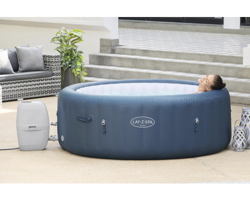 Aufblasbarer Lay-Z-Spa Whirlpool im Garten mit entspannender Frau.