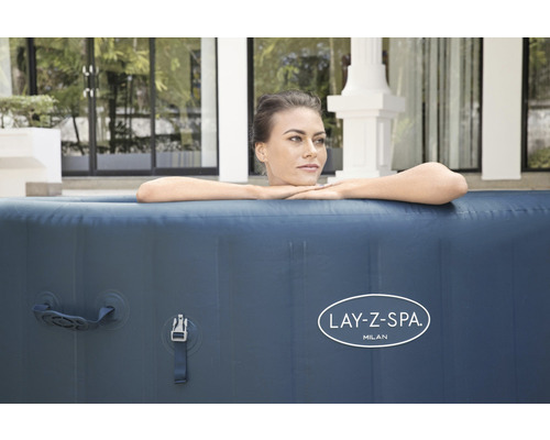 Frau entspannt im Lay-Z-Spa Milan aufblasbaren Whirlpool