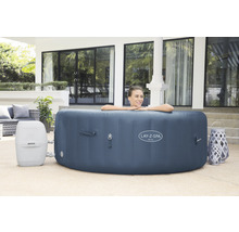 Aufblasbarer Lay-Z-Spa Whirlpool Milan mit Frau im Aussenbereich