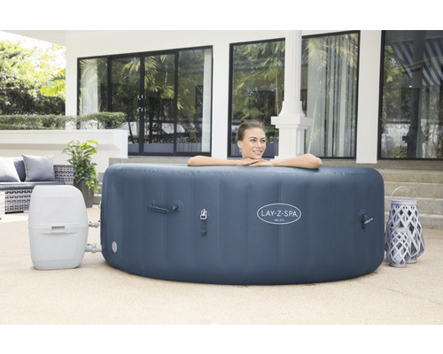 Aufblasbarer Lay-Z-Spa Whirlpool Milan mit Frau im Aussenbereich